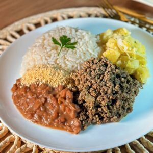 refeição chefcot mandioca "saltada" à manteiga do cardápio fitness Ingredientes: arroz parboilizado, mandioca refogada em cebola e manteiga, feijão carioca e patinho moído com um toque de salsinha.