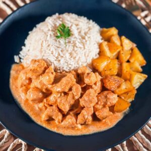 refeição chefcot strogonoff de frango sem lactose do cardápio fitness Ingredientes: strogonoff de frango sem lactose, arroz parboilizado e batatas assadas ao forno.